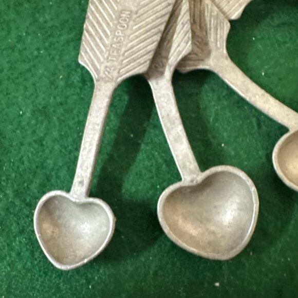 Vintage Beehive Pewter Measuring Spoons Heart & Arrow Shaped Dated 1998 Kitschy - Picture 3 of 9